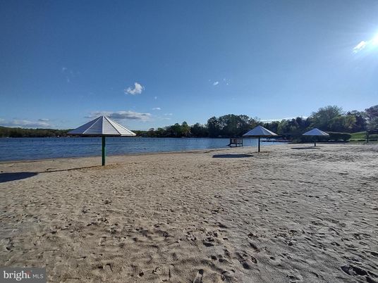Exterior, Lake
