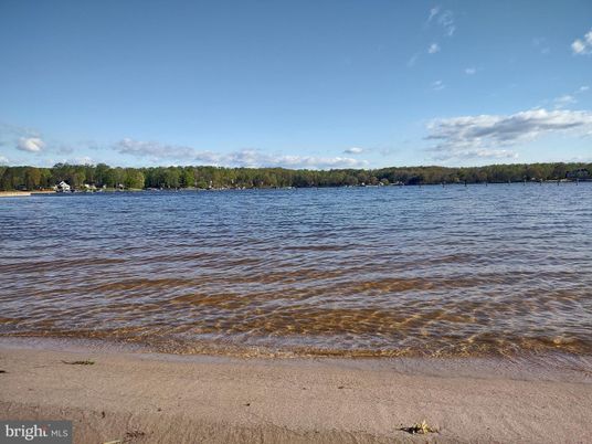 Exterior, Lake