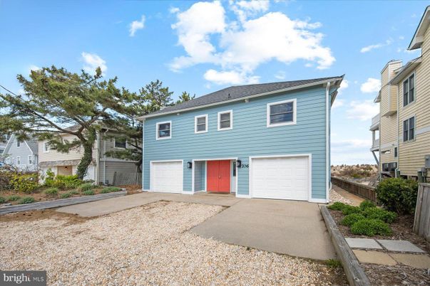 Attached, Exterior, Facade, Raised Ranch