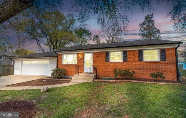 Attached, Exterior, Facade, Brick Facade, Split Level
