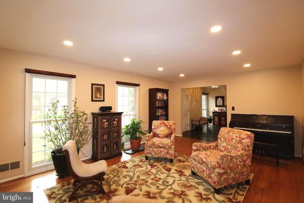 Interior, Piano, Recessed Lighting, Wood Texture Flooring