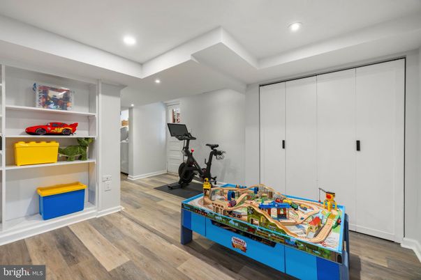 Fitness Equipment, Interior, Recessed Lighting, Wood Texture Flooring
