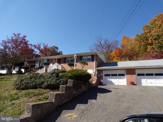Attached, Exterior, Facade, Brick Facade, Ranch