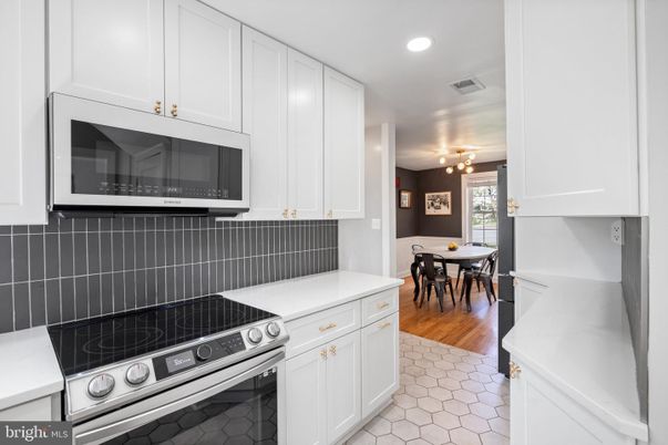 Chandelier, Dining room, Interior, Kitchen, Recessed Lighting, Stainless Steel Appliances, Wood Texture Flooring