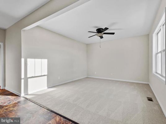Empty room, Interior