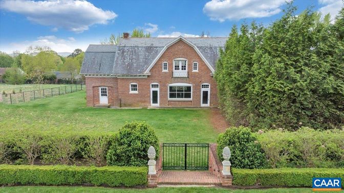 Backyard, Exterior, Facade, Brick Facade, French Provincial