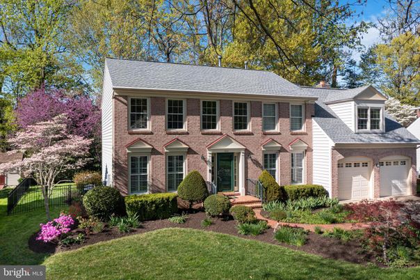 Attached, Exterior, Facade, Brick Facade, Georgian