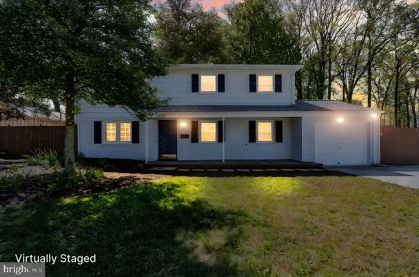 Attached, Exterior, Facade, Split Level