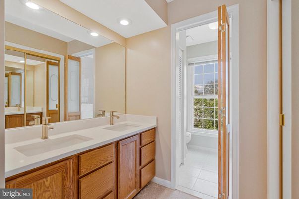 Bathroom, Dual Sink Vanities, Interior, Recessed Lighting
