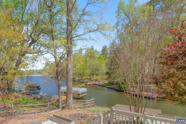 Exterior, Lake