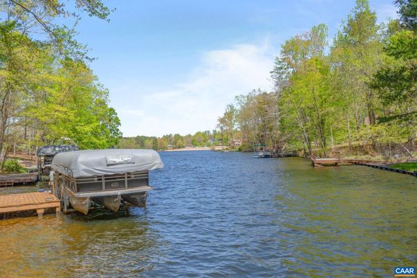 Exterior, Lake