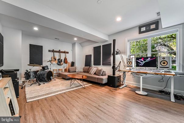 Fitness Equipment, Interior, Living room, Recessed Lighting, Wood Texture Flooring