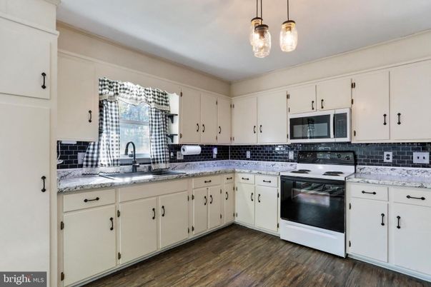 Interior, Kitchen, Pendant Lights, Wood Texture Flooring