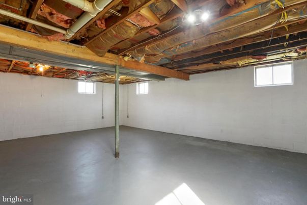 Garage, Interior, Wooden Beams