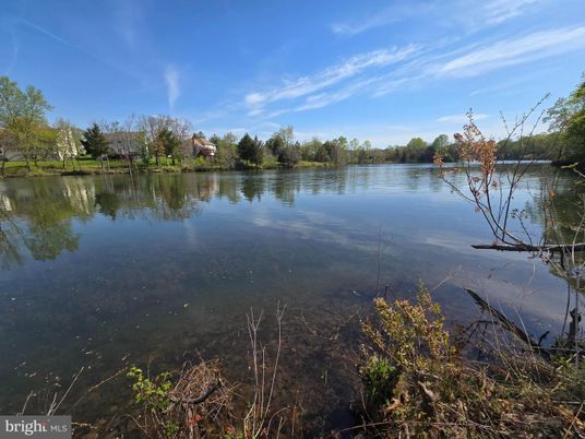 Exterior, Lake