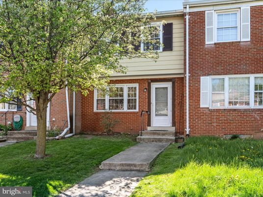 Exterior, Facade, Brick Facade, Rowhouse