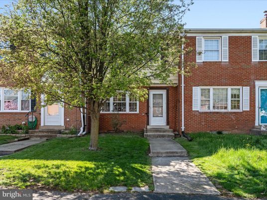 Exterior, Facade, Brick Facade, Raised Ranch