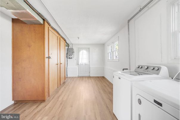 Interior, Washer, Wood Texture Flooring