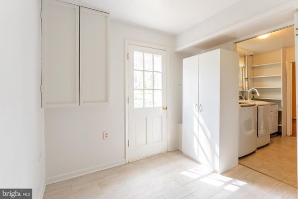 Interior, Washer, Wood Texture Flooring