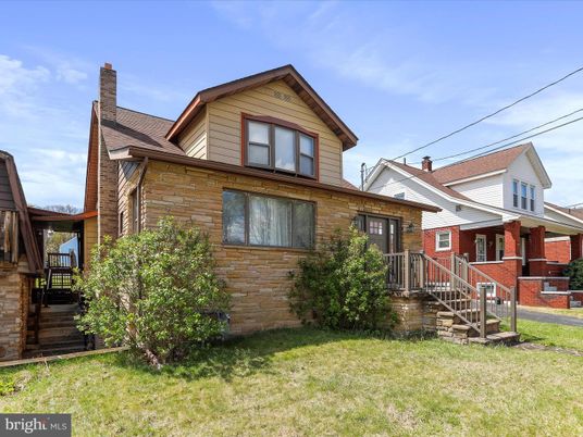 Exterior, Facade, Brick Facade, Queen Anne Victorian