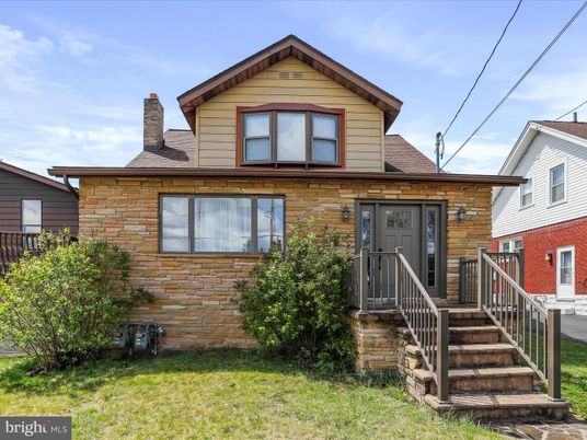 Exterior, Facade, Queen Anne Victorian