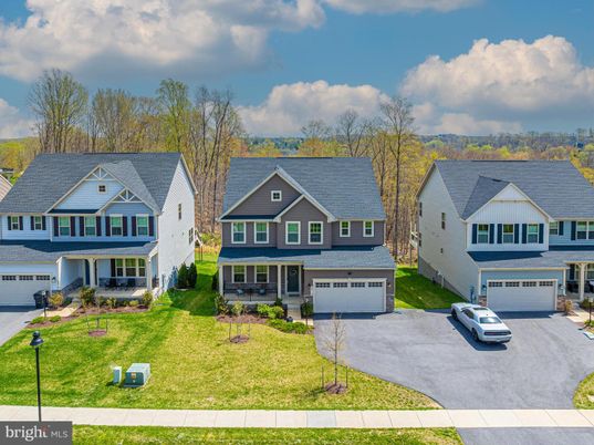 Attached, Exterior, Facade, Farmhouse
