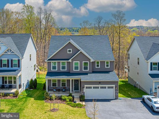 Attached, Exterior, Facade, Farmhouse
