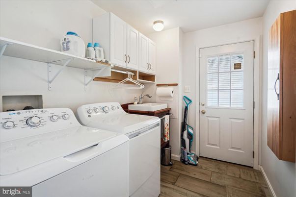 Interior, Utility Closets, Washer, Wood Texture Flooring