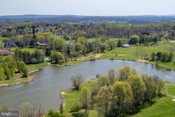 Exterior, Lake
