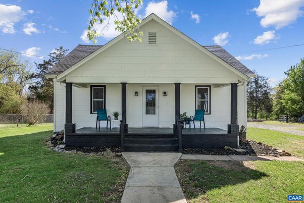 Exterior, Facade, Farmhouse