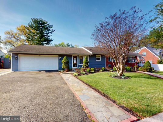 Attached, Exterior, Facade, Ranch