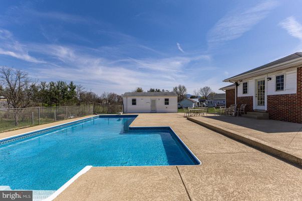 Exterior, Pool