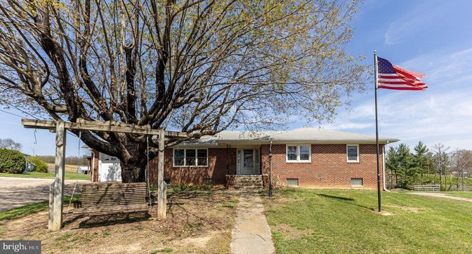 Exterior, Facade, Brick Facade, Cape Cod