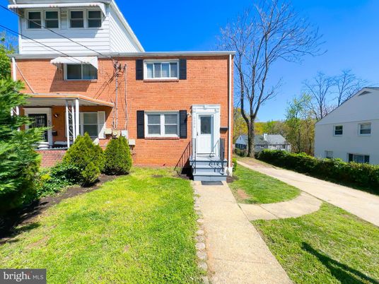 Exterior, Facade, Brick Facade, Rowhouse