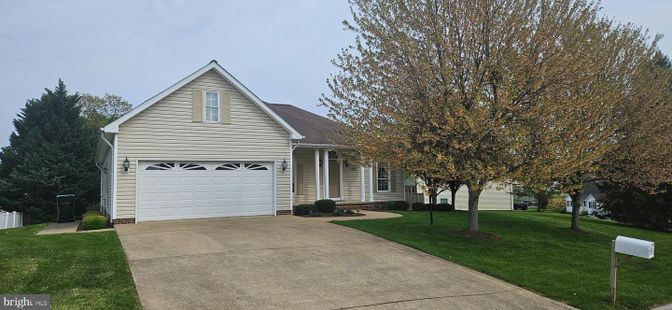 Attached, Exterior, Facade, Ranch