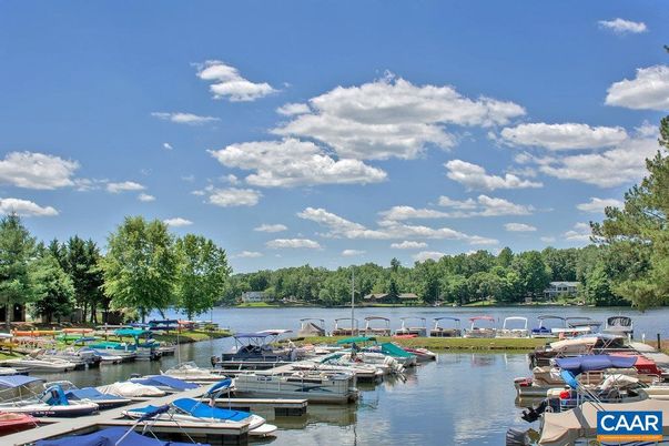 Exterior, Lake