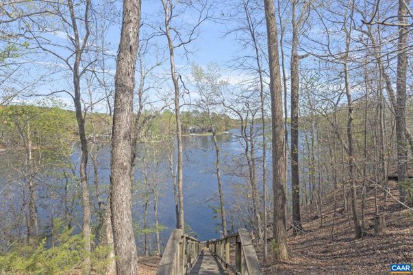 Exterior, Lake