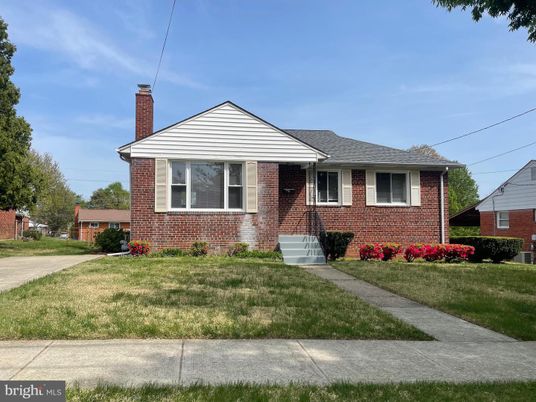 Exterior, Facade, Brick Facade, Cape Cod
