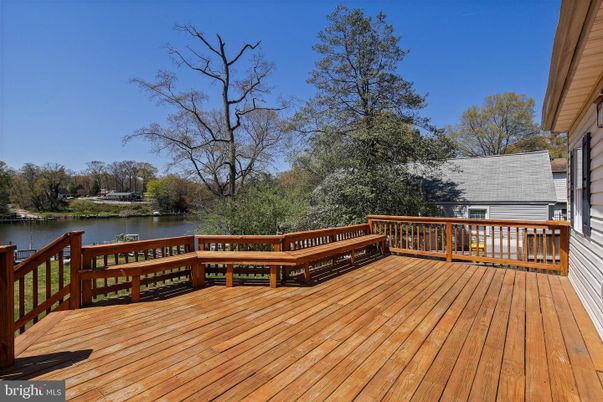 Exterior, Lake