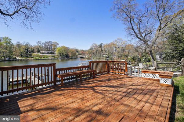 Exterior, Lake