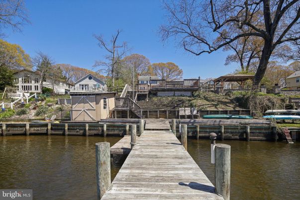 Exterior, Lake