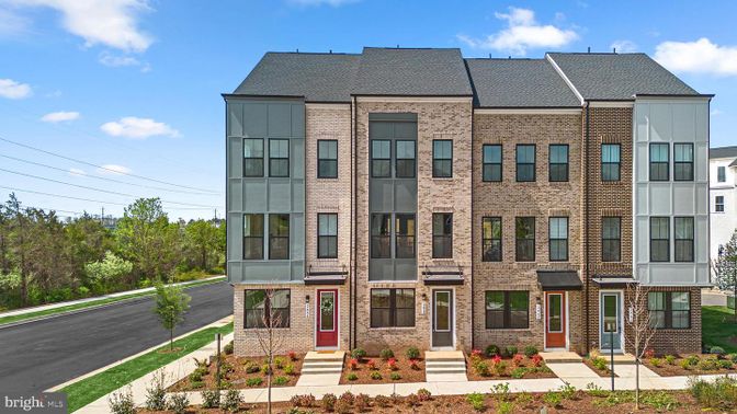 Exterior, Facade, Brick Facade, Rowhouse