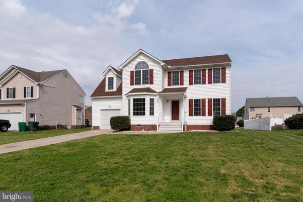 Attached, Exterior, Facade, Farmhouse