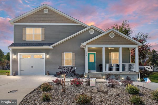 Attached, Exterior, Facade, American Craftsman