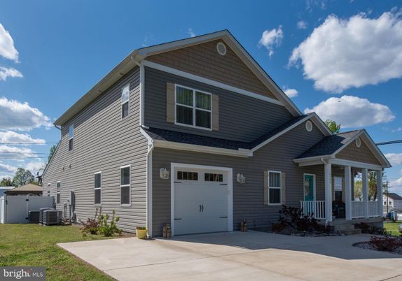 Attached, Exterior, Facade, American Craftsman