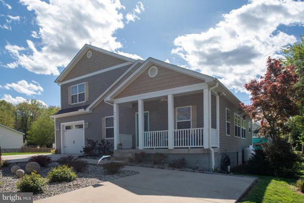 Attached, Exterior, Facade, American Craftsman