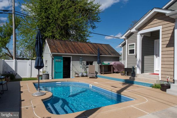 Exterior, Pool
