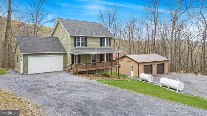 Attached, Exterior, Facade, Farmhouse