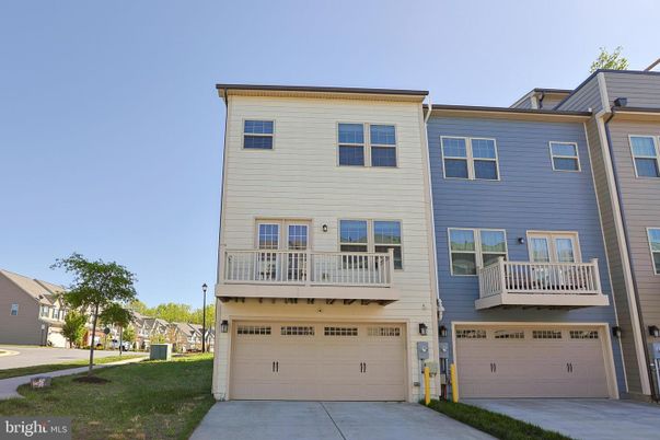 Attached, Exterior, Facade, Rowhouse