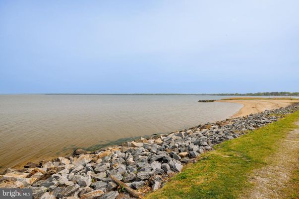 Exterior, Lake